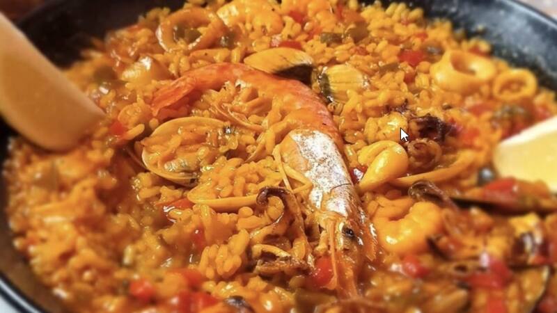 La paella es el icónico plato español, conocido en todo el mundo.