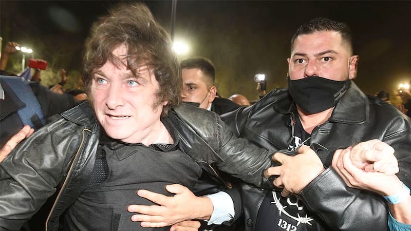 Javier Milei usando chaleco antibalas en un acto.