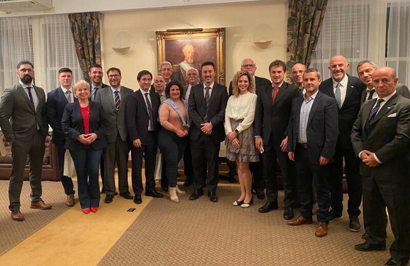 Los asistentes de la cena en el Ministerio de Defensa, que congregó a libertarios y opositores-aliados. (@alejobongio)