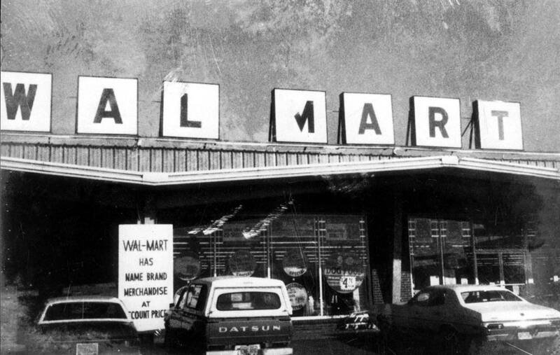 La primera tienda de Wal-mart Discount City abrió en Roger, Arkansas, en 1962.