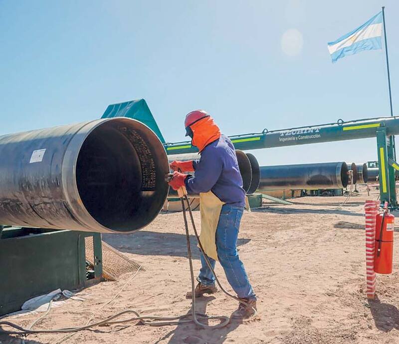 Tras la inauguración del GNK (foto), comenzó el proceso de reversión de gasoducto del norte