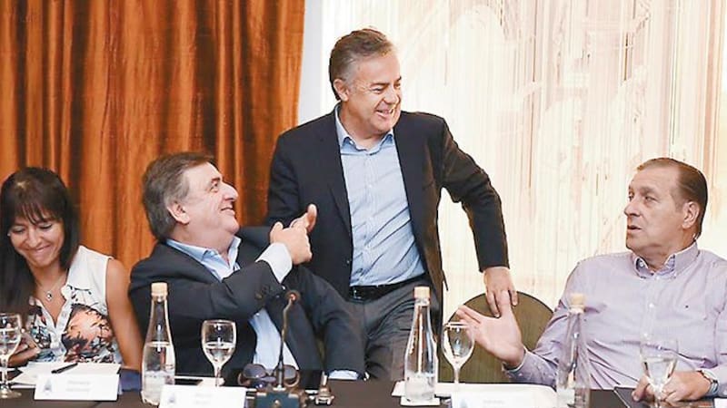 Cornejo, Negri y Rozas: sonrisa ante las cámaras, tras el debate a solas