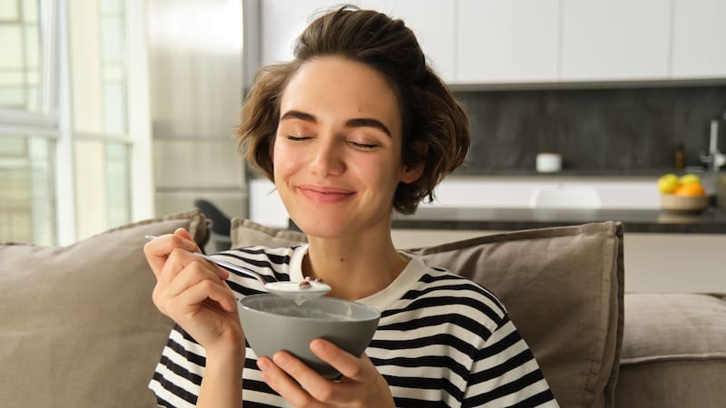 Profeco recomienda un yogurt natural sin grasa y sin azúcar como la mejor opción para quienes buscan alta proteína.