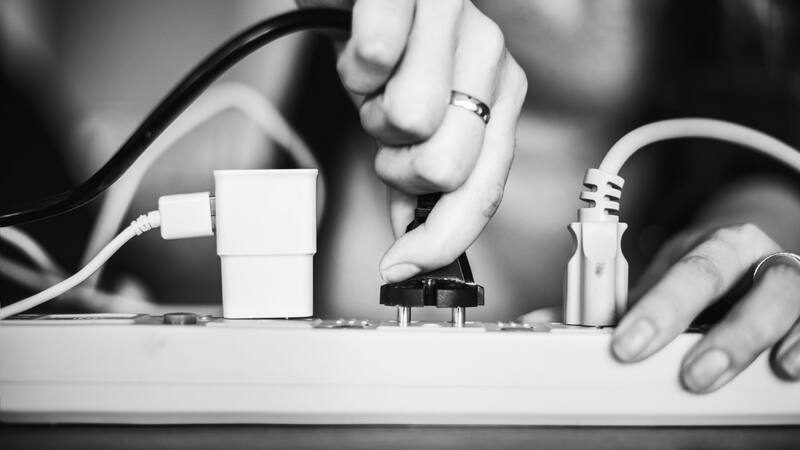 La ubicación de una zapatilla eléctrica puede afectar tu seguridad y el riesgo de incendio.