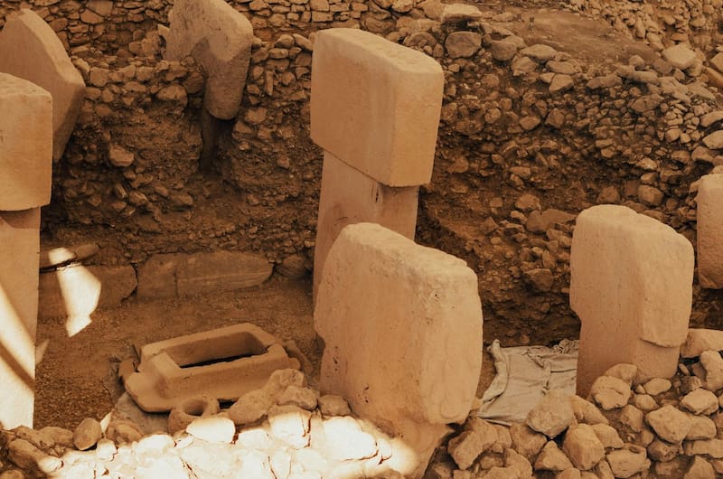 La fosa común fue hallada de casualidad por un grupo de obreros cuando trabajaba en el proyecto de construcción de un campo de deportes. Foto: Pexels.