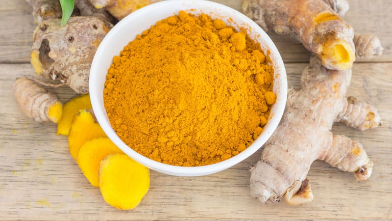 La cúrcuma, con su principio activo la curcumina, es conocida por sus propiedades antiinflamatorias y antioxidantes.