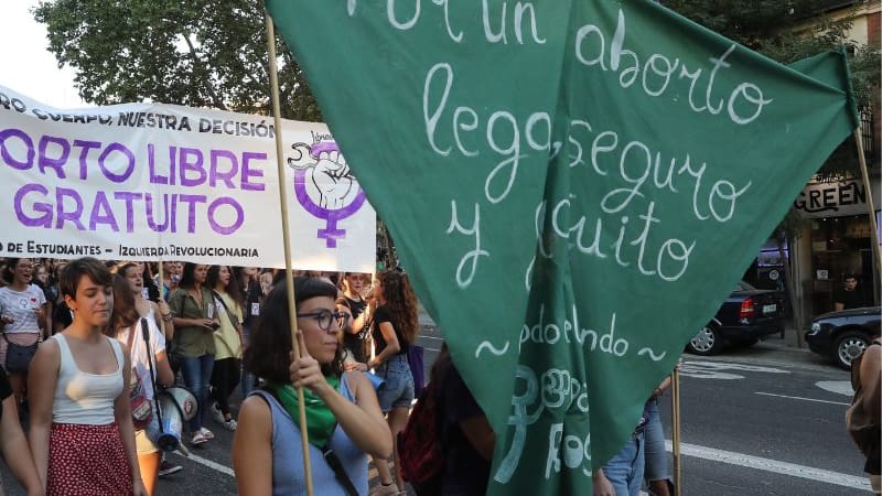 ¿Cómo funciona el aborto? 12 provincias no lo practican pese a ser un derecho reconocido: gratis y sin permiso paterno.