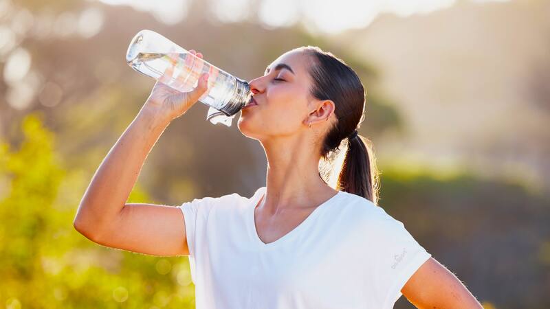 La leche como posible alternativa para mantenerse hidratado: un análisis de la Universidad de Harvard. Fuente: Shutterstock.
