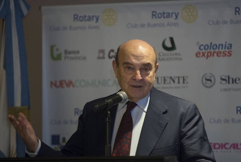 Según Cavallo, en primer lugar se debería "legalizar" el uso del dólar en la economía formal.