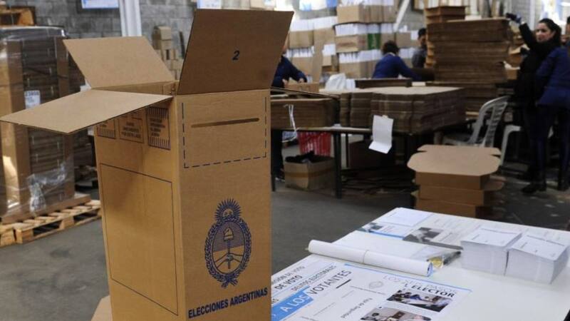 Si no se no puede garantizar el voto en la mesa correspondiente, se crea un cuarto oscuro complementario.