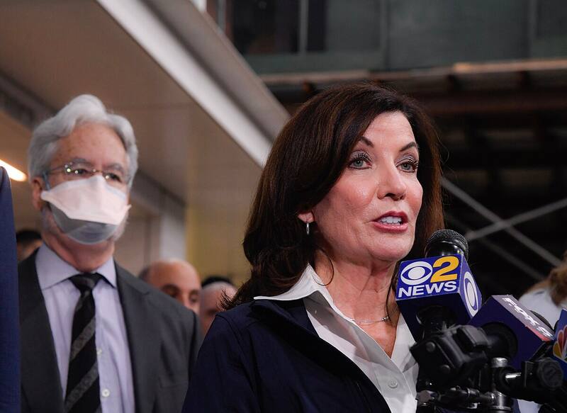 La gobernadora Kathy Hochul desea implementar el primer Reembolso por Inflación en Nueva York. (Fuente: Wikimedia Commons)