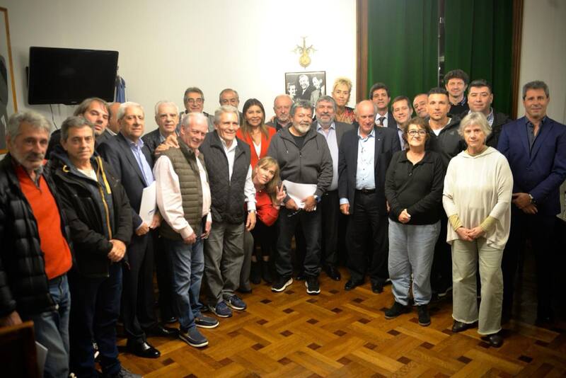 Héctor Daer, Gerardo Martínez, Carlos Acuña, "Cachorro" Godoy, entre otros, con senadores de UP