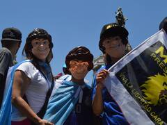 Crónica desde las dos plazas: militantes, curiosos y optimistas en la asunción de Milei