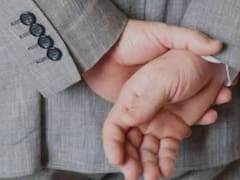 Qué significa caminar con las manos atrás de la espalda, según la psicología