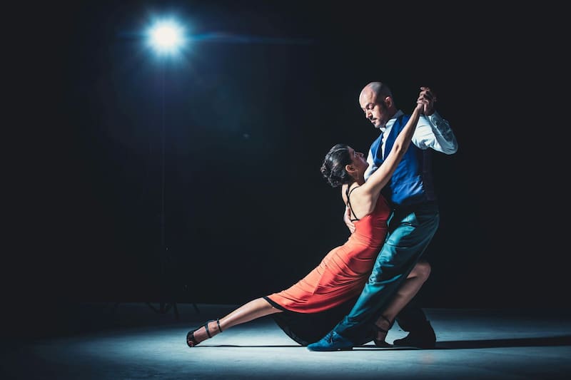 Bailar suma beneficios ligados al bienestar emocional, social e incluso, al funcionamiento cognitivo. Foto: Pexels.com.