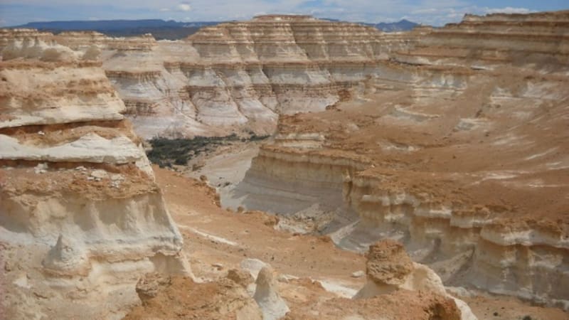 Limita con el Río Deseado, Chico, paraje Las Horquetas y la Ruta Nacional 40 hasta Perito Moreno.