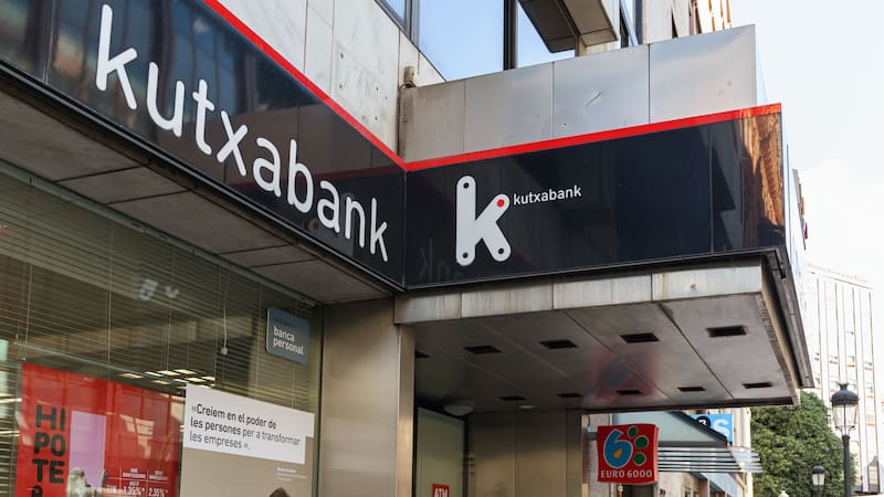 Kutxabank cerrará las cuentas bancarias de clientes que no cumplan con ciertos requisitos.