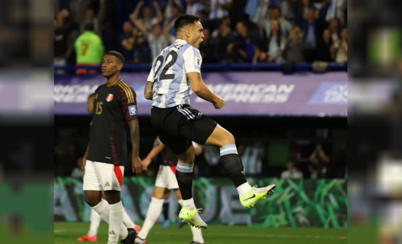 Lautaro Martínez festeja su golazo de media chilena que le permitió a la Argentina mantener el liderazgo en las Eliminatorias y el ranking FIFA. (Foto: NA/Mariano Sánchez)