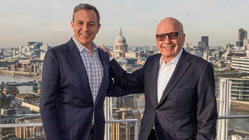 En 2017 21st Century Fox pasó a manos de Disney por u$s 52.400 millones. Bob Iger, CEO de la compañía del ratón, anunció el acuerdo con una foto junto a Rupert Murdoch.