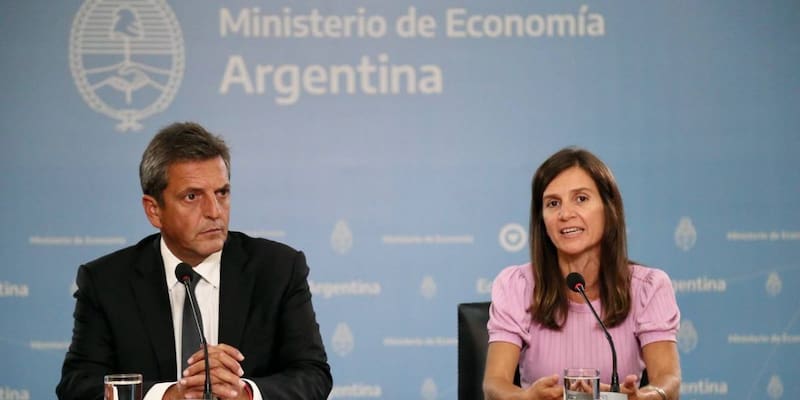 El ministro de Economía, Sergio Massa, junto a la directora Ejecutiva de ANSES, Fernanda Raverta, confirmaron la suba del 17,04% desde marzo 2023