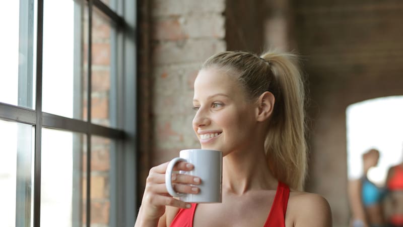 Tomar café antes de ir al gimnasio puede traer beneficios a tu salud.