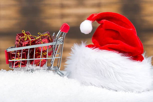 Promociones, cuotas y envíos sin cargo: las estrategias de las marcas para las compras contrarreloj del arbolito