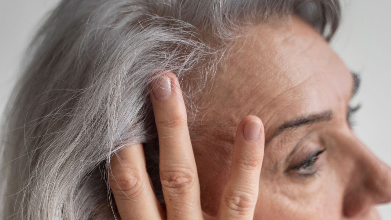 El método conocido como gray blending -o mezcla de canas- está marcando un antes y un después en el cuidado del cabello. Foto: Archivo.