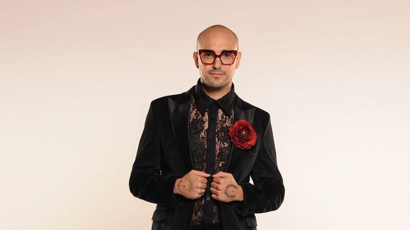 El look del cantante generó memes y comparaciones.