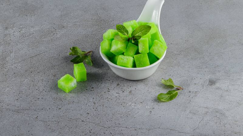 La hierbabuena en la gelatina proporciona un aroma agradable y relajante.