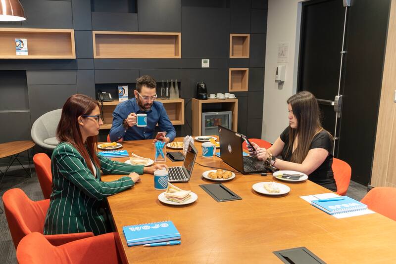 Accor convierte habitaciones y salas para eventos en oficinas individuales y grupales.