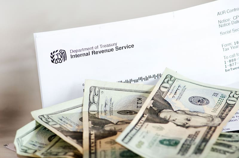 IRS reembolsa hasta USD 6,600 a algunos contribuyentes. Fuente: Shutterstock.