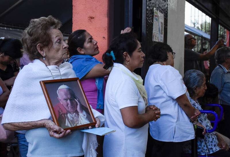 Feligreses reciben con fe y esperanza las reliquias de Juan Pablo II en centro de México. Fuente: EFE