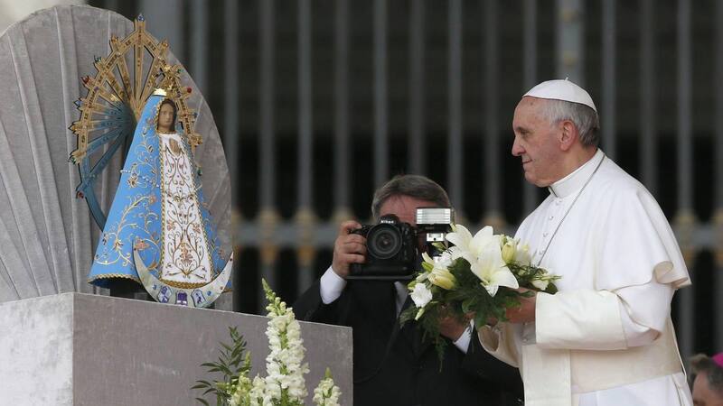 El papa Francisco y una estatua de la Virgen de Luján. Foto: Archivo.