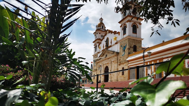 A pocos kilómetros de Bogotá, un destino colombiano sorprende a los viajeros con paisajes de montaña, lagunas sagradas y pueblos llenos de historia.