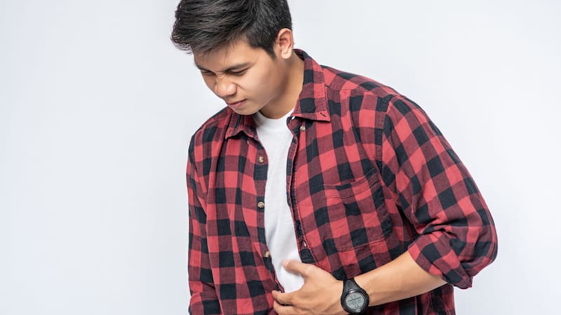 Una dieta equilibrada que incluya alimentos ricos en probióticos puede contribuir a una mejor salud digestiva y a reducir la hinchazón abdominal.