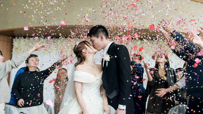 La astrología sostiene que las compatibilidades entre signos no son meras coincidencias, sino influencias cósmicas hacia un matrimonio feliz.