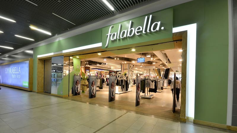 Largas filas en Falabella para conseguir el cosmético viral en redes sociales a un precio especial.