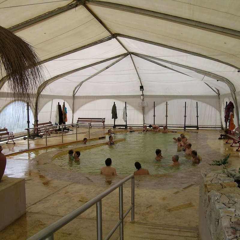 El complejo de aguas termales de San Clemente se ha convertido en un refugio perfecto para quienes desean revitalizarse y disfrutar de un descanso rodeados de naturaleza y cerca del mar. (Fuente: Instagram @termasmarinaspark)