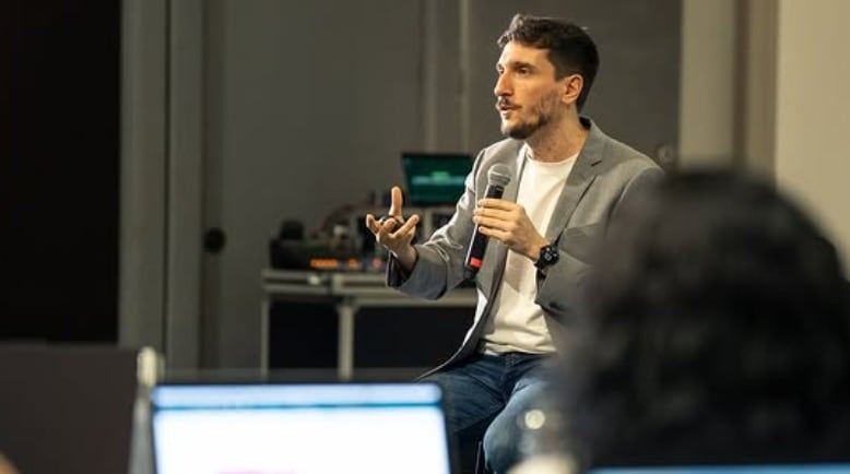 Trabajó en multinacionales hasta que creó su propia consultora para hacer que las empresas cumplan los objetivos Trabajó en multinacionales hasta que creó su propia consultora para hacer que las empresas cumplan los objetivos