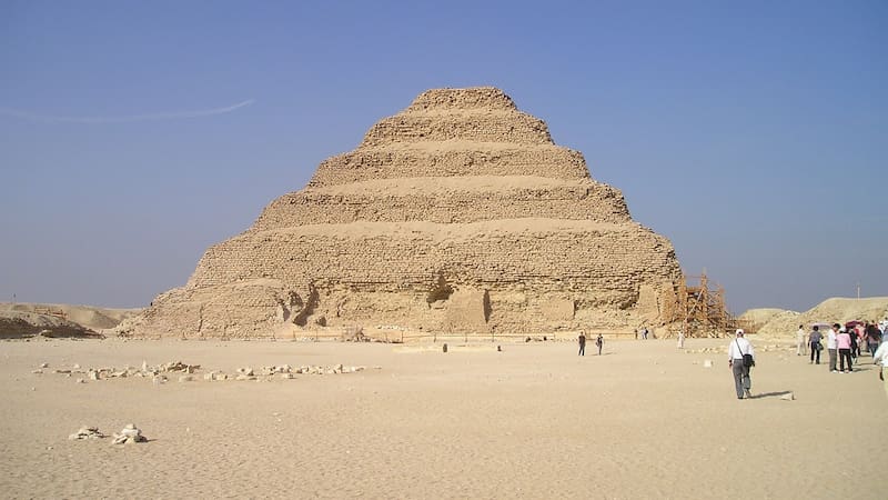 La estructura de la pirámide de Zoser revela una comprensión avanzada de la geometría y la ingeniería por parte de los antiguos egipcios.
