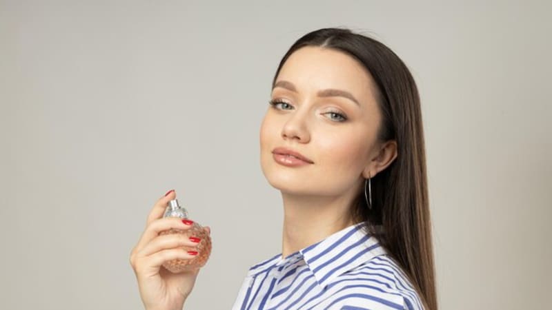 Este perfume es especialmente apreciado por quienes prefieren fragancias florales con un toque de frescura cítrica.