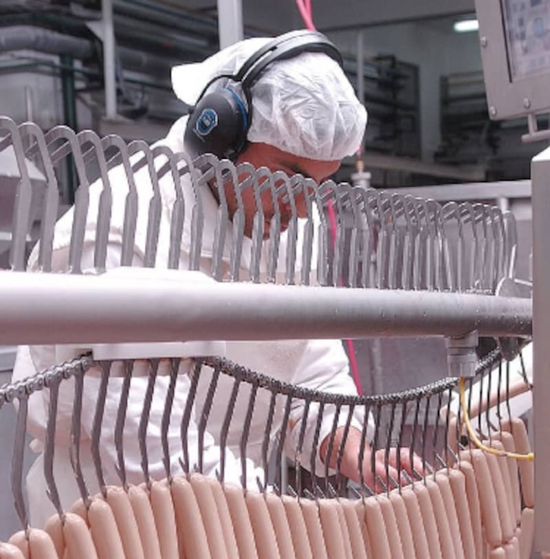 Frigorífico Rydhans produce las salchichas Granja Iris en su planta en Moreno.