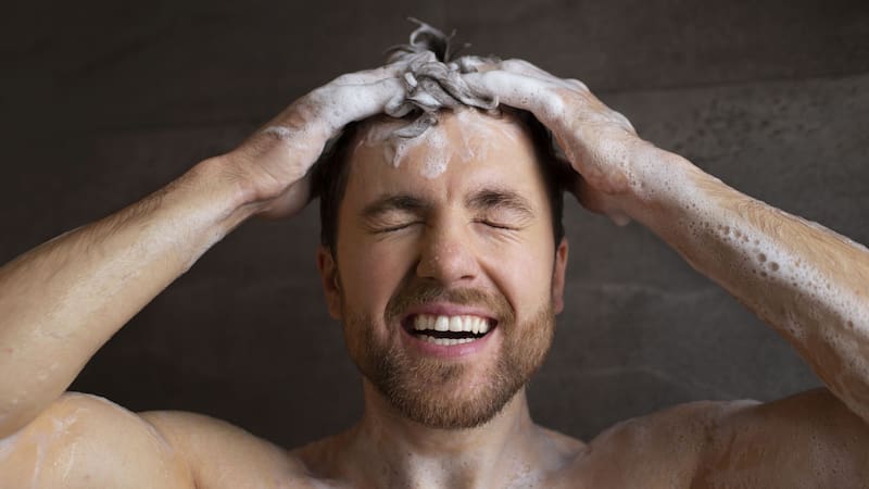 La temperatura adecuada del agua es clave para prevenir la calvicie.