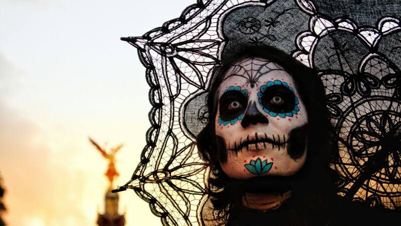 Coco entrelaza maravillosamente la realidad y la ficción.