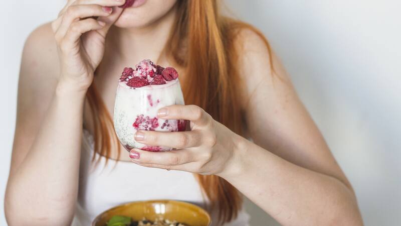 La receta de yogur casero es ideal para quienes buscan una opción más saludable y económica que los productos comerciales.