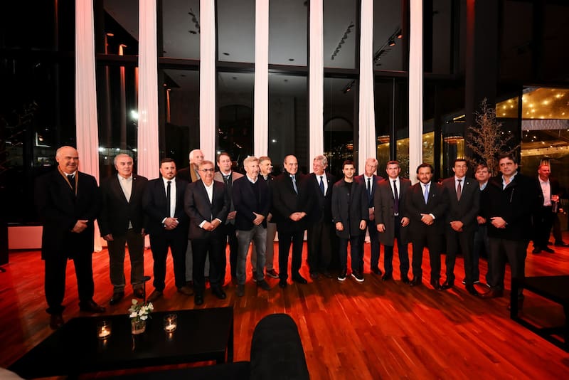 Guillermo Francos y Lisandro Catalán con los gobernadores en La Rural