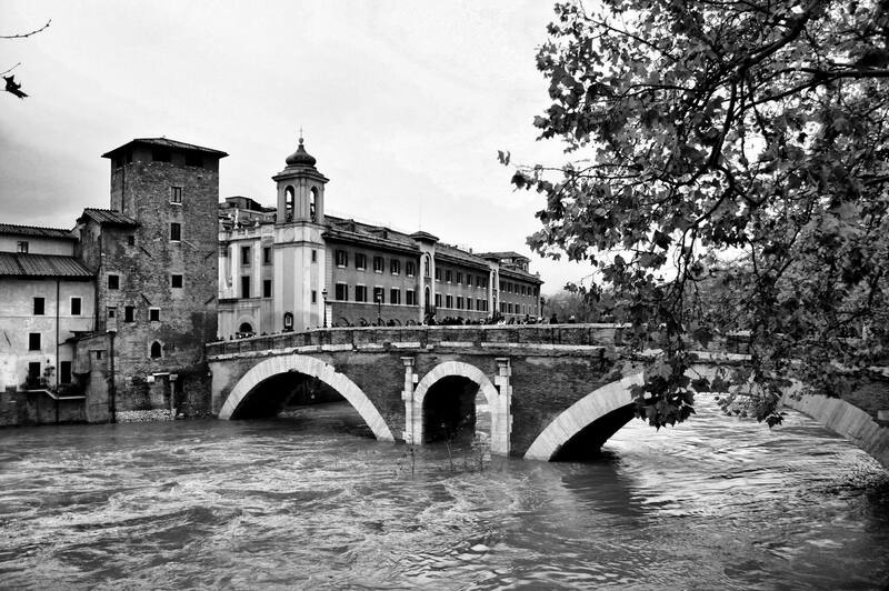 El Puente Fabricio, con sus imponentes arcos de medio punto, es un ejemplo destacado de la arquitectura romana, diseñado para distribuir uniformemente el peso sobre su estructura. (Fuente: Greymouser / Wikimedia Commons)