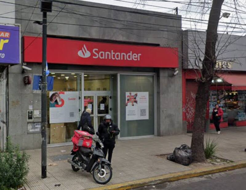 Sucursal Santander en Caseros.