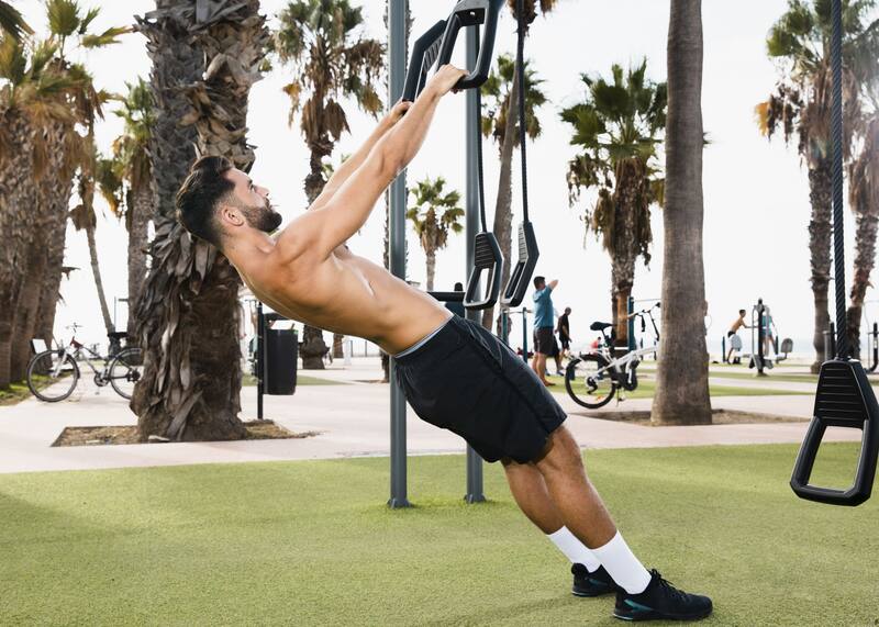 Es posible recrear un entrenamiento en suspensión en casa usando una sábana o una toalla. (Foto: Freepik)
