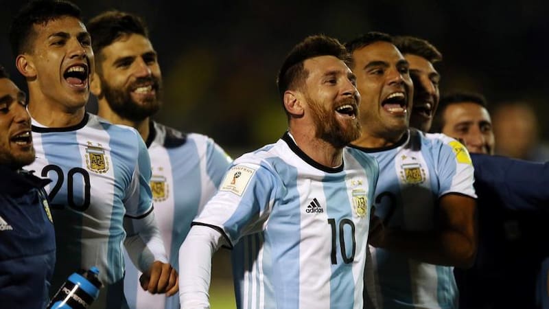 El crack de Barcelona y el plantel festejan con alegría tras la histórica clasificación en la altura de Quito